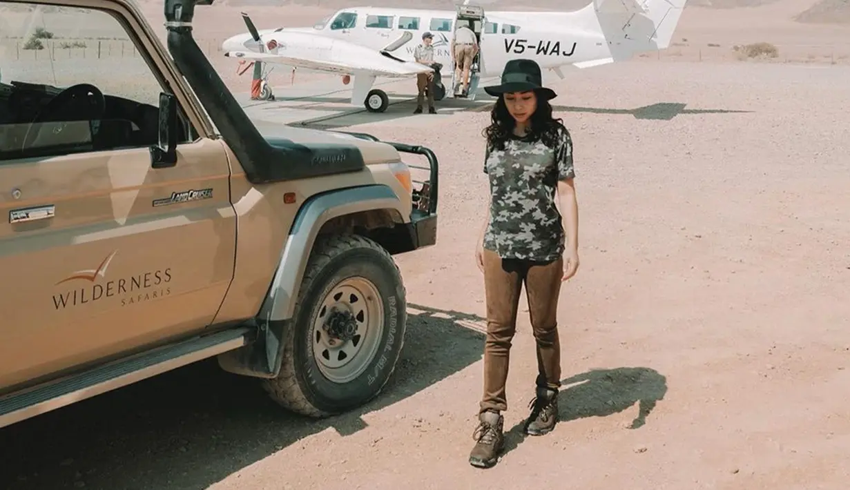 Penampilannya di Namibia ini juga terlihat sederhana. Ia hanya mengenakan kaus bermotif army dengan celana warna coklat. Ia pun memadukannya menggunakan topi berwarna hitam. (Liputan6.com/IG/@nikitawillyofficial94)