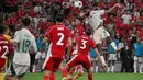 Keunggulan Indonesia tidak bertahan lama, Arab Saudi bangkit dan menutup babak pertama dengan skor 2-1. Tampak dalam foto, Feras Albrikan dari Arab Saudi (kanan) menyundul bola pada pertandingan pertama Grup B Putaran 4 Kualifikasi Piala Dunia 2026 zona Asia melawan Indonesia di Stadion Alinma Bank, King Abdullah Sports City, Jeddah, Arab Saudi, Rabu 8 Oktober 2025 waktu setempat atau Kamis (9/10/2025) dini hari WIB. (AP Photo)