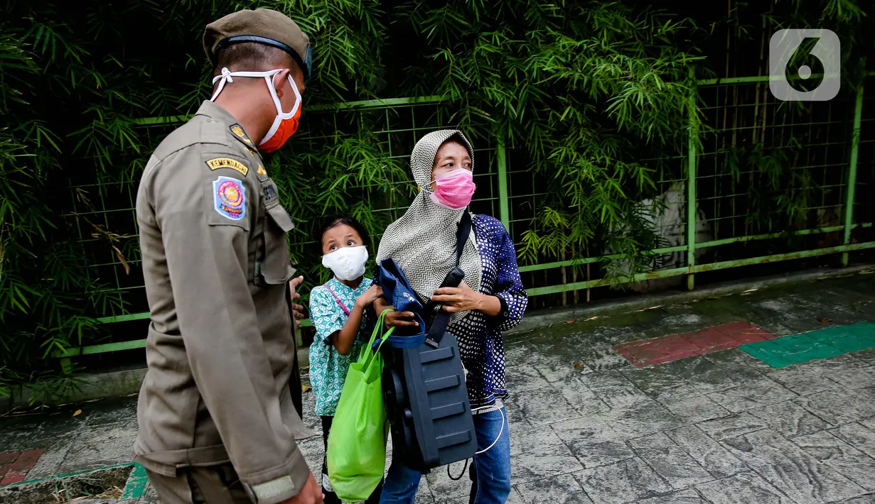 Petugas Suku Dinas Sosial dan Satpol PP Jakarta Selatan merazia warga di kawasan Bulungan, Jakarta, Rabu (24/3/2021). Razia Penyandang Masalah Kesejahteraan Sosial (PMKS) dilakukan untuk ketertiban lingkungan dan terciptanya Ibu Kota yang bebas dari PMKS. (Liputan6.com/Faizal Fanani)
