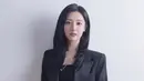 Kim Ji Won sempat menghadiri acara BVLGARI di Seoul. Ia tampil menawan dengan outfit serba hitam. Ia mengenakan cropped top yang ditumpuknya dengan setelan blazer dan celana panjang yang semuanya berwarna hitam. Ia juga tampak menenteng tas tangan berwarna hitam. [Foto: Instagram/geewonii]