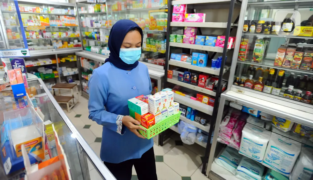 Pegawai membawa sejumlah obat sirup yang mengandung paracetamol di Apotek Prima Husada, Cinere, Depok, Jawa Barat, Kamis (20/10/2022). Kementerian Kesehatan menginstruksikan seluruh apotek untuk sementara tidak menjual obat bebas dalam bentuk sirup anak kepada masyarakat akibat adanya lebih dari  200 kasus gangguan ginjal akut misterius yang menyerang anak di Indonesia. (merdeka.com/Arie Basuki)