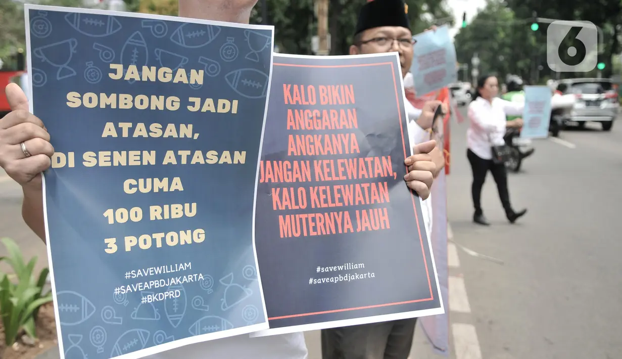 Massa Aliansi Masyarakat Untuk Transparansi membentangkan poster saat aksi damai di Gedung DPRD DKI Jakarta, Rabu (4/12/2019). Aksi ini untuk mendukung politikus PSI William Aditya yang disorot karena kritiknya terhadap transparansi penyusunan anggaran Pemprov DKI. (merdeka.com/Iqbal S Nugroho)