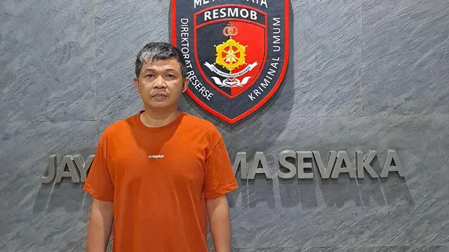 Polda Metro Jaya menangkap seorang pria yang mengamuk di Pos Pantau Pasar Induk Kramat Jati, Jakarta Timur.