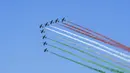 Tim aerobatik Italia Frecce Tricolori menampilkan pertunjukan dalam upacara peringatan Hari Pembebasan Italia di Roma, Italia, Sabtu (25/4/2020). Italia memperingati Hari Pembebasan ke-75 dengan cara yang paling tidak biasa karena digelar di masa pandemi virus corona COVID-19. (Xinhua)