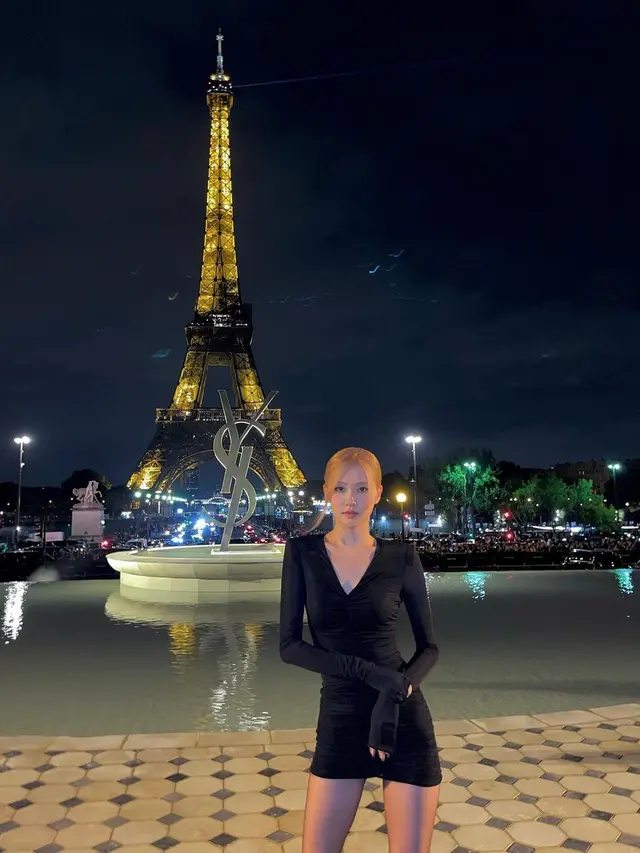 Rose Blackpink Seksi Banget Pakai Dress Hitam di Paris