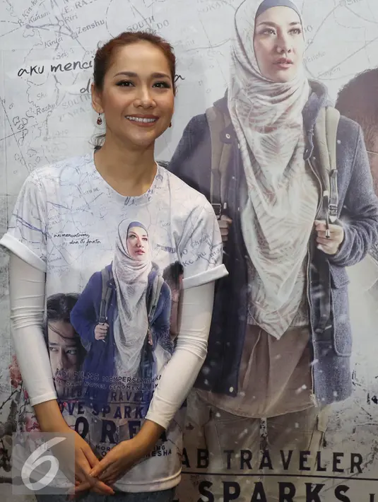Aktris Bunga Citra Lestari berpose promo film jilbab traveler di kawasan Basuki Rahmat, Jakarta, (12/07). BCL berperan sebagai gadis berhijab yang sering melakukan traveling ke berbagai negara. (Liputan6.com/Herman Zakharia)