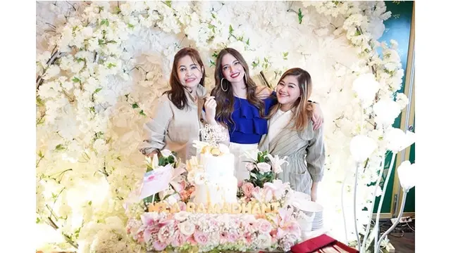 Saat merayakan ulang tahun Nia Ramadhani, Kakak dan sang ibu selalu ada untuknya.
