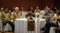 Ketua MPR RI, Zulkifli Hasan (ketiga kanan) berbincang dengan Ketua DKPP, Jimly Asshiddiqie (kedua kanan) pada pembukaan acara Pra Konferensi Nasional Etika Berbangsa dan Bernegara di Jakarta, Rabu (5/3). (Liputan6.com/Faizal Fanani)