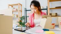 Perempuan yang memiliki waktu di rumah bisa memulai bisnis sesuai dengan keahliannya dan dipasarkan melalui online. (Foto: Freepik/tirachardz)