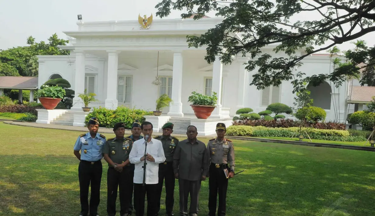 Presiden Jokowi memanggil panglima TNI dan kepolisian ke Istana Merdeka, Jakarta, Rabu (22/10/14). (Liputan6.com/Herman Zakharia)