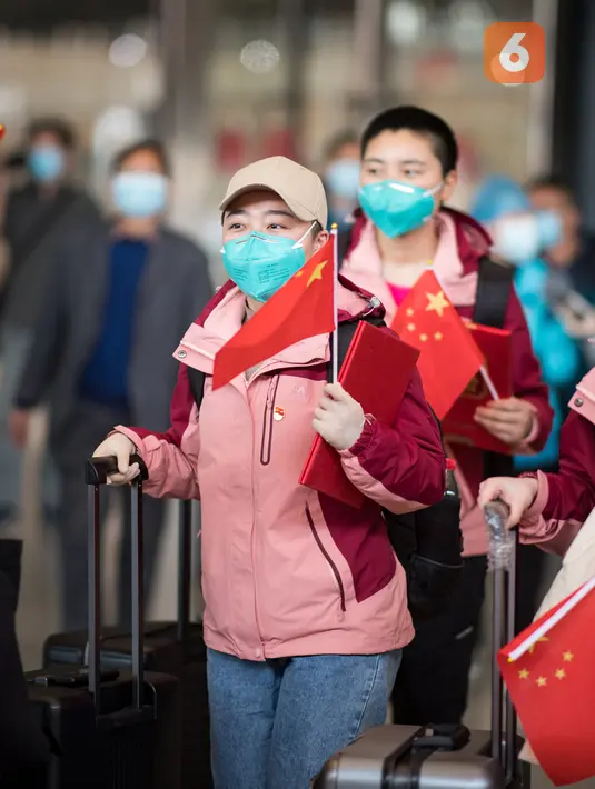 Sejumlah staf medis dari Provinsi Hunan berjalan untuk menaiki kereta di Stasiun Kereta Api Wuhan di Provinsi Hubei, China tengah (17/3/2020). Beberapa tim bantuan medis mulai meninggalkan Hubei ketika epidemi COVID-19 yang terkena dampak paling parah itu terus menurun. (Xinhua/Xiao Yijiu)