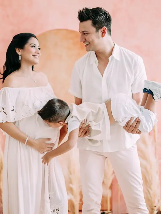 Di hari ulang tahunnya ke-36 , Titi merasa mendapat kado terindah atas kelahiran anak ke-2nya yang bernama Kai Attar Sugiono. Setelah bahagia diakruniai Arjuna,anak pertamanya, kini ia merasa dapat anugerah kembali. (Instagram/titi_kamal)