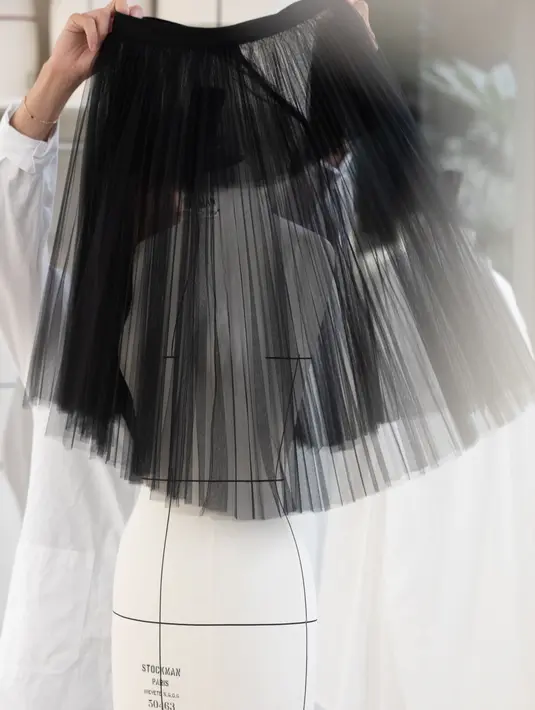 Jisoo tampil di atas panggun dengan mengenakan gaun luar biasa. Rok tulle hitam yang dibedakan dengan perpaduan transparansi dan cahaya. [Foto: Document/Dior]
