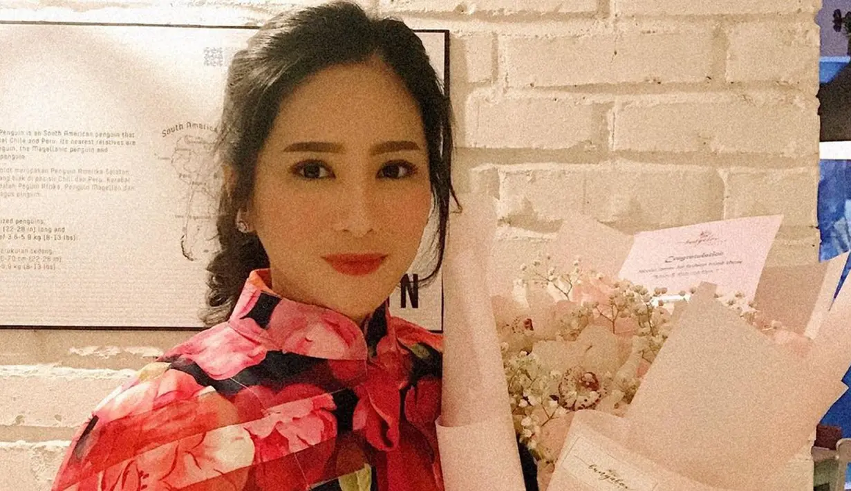 Bunga Zainal sendiri sebelumnya memang sangat jarang terlihat tampil dengan poni. Namun, beberapa kali gaya rambutnya juga memperlihatkan poni sampingnya. (Liputan6.com/IG/@bungazainal05)