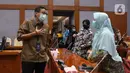 Menteri Pariwisata dan Ekonomi Kreatif Sandiaga Uno mengenakan masker saat Rapat Kerja dengan Komisi X di gedung DPR RI, Jakarta, Kamis (14/1/2021). Sandiaga Uno tampil dengan kemeja coklat dan celana hitam saat mengikuti rapat tersebut. (Liputan6.com/Angga Yuniar)