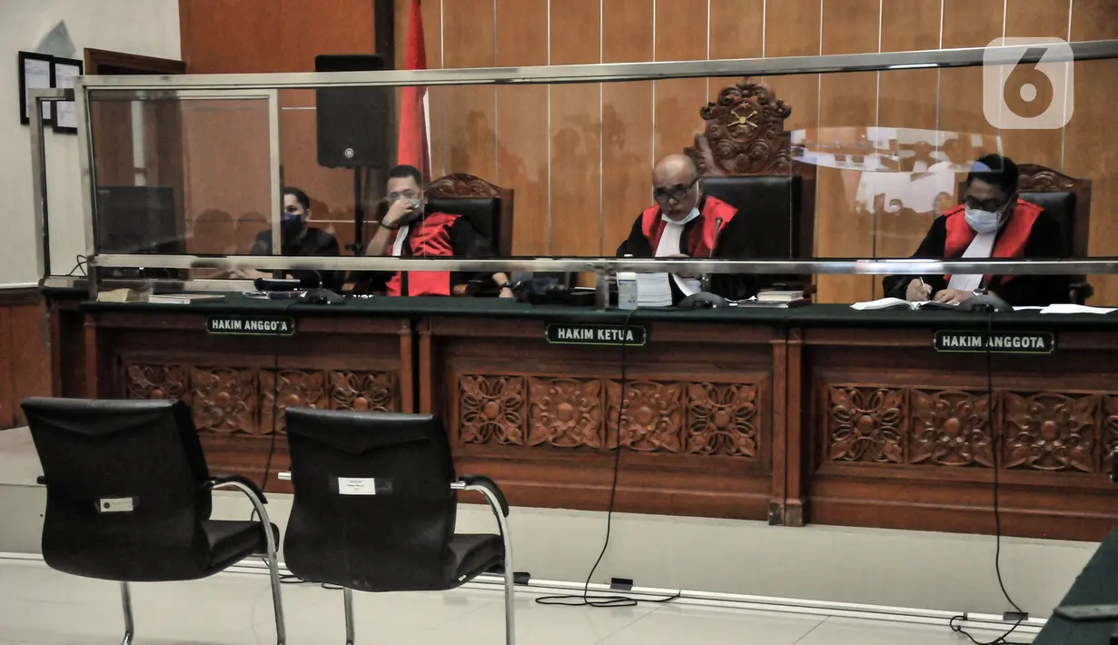 Majelis hakim saat sidang perdana kasus meme stupa Candi Borobudur dengan terdakwa Roy Suryo di Pengadilan Negeri Jakarta Barat, Rabu (12/10/2022). Sidang pembacaan dakwaan atas kasus meme stupa Candi Borobudur mirip Presiden Joko Widodo atau Jokowi tersebut dihadiri oleh terdakwa Roy Suryo secara virtual. (merdeka.com/Iqbal S. Nugroho)