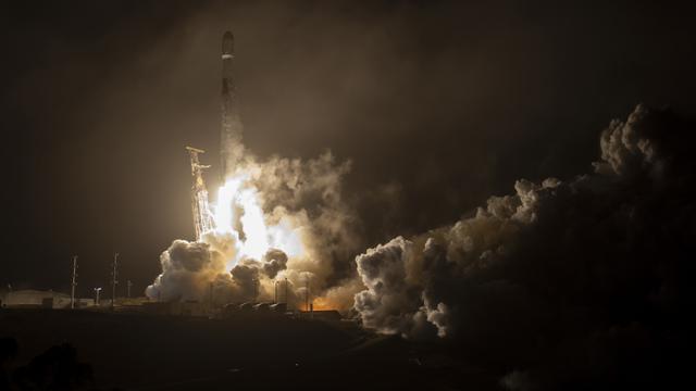 <span>Roket SpaceX Falcon 9 dengan pesawat ruang angkasa Double Asteroid Redirection Test (DART) diluncurkan dari Space Launch Complex 4E, Vandenberg Space Force Base, California, AS, 23 November 2021. NASA meluncurkan pesawat ruang angkasa DART untuk menabrak asteroid. (Bill Ingalls/NASA via AP)</span>