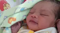 Bayi cantik yang dilahirkan seorang siswi di toilet salah satu sekolah kejuruan di Kota Makassar, Sulawesi Selatan. (Liputan6.com/Fauzan)