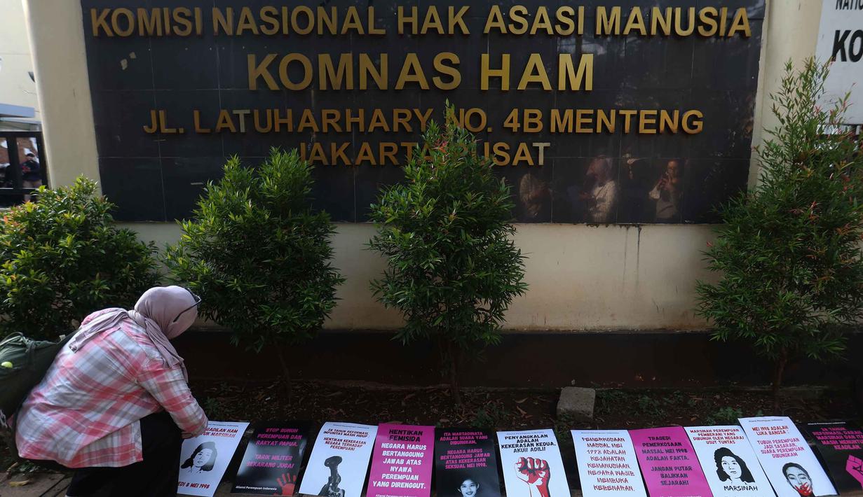 Aliansi Perempuan Indonesia (API) saat menggelar aksi unjuk rasa memperingati 28 tahun Reformasi di depan kantor Komisi Nasional (Komnas) Hak Asasi Manusia (HAM), Jakarta, Selasa (19/5/2026). (Kapanlagi.com/Budy Santoso)