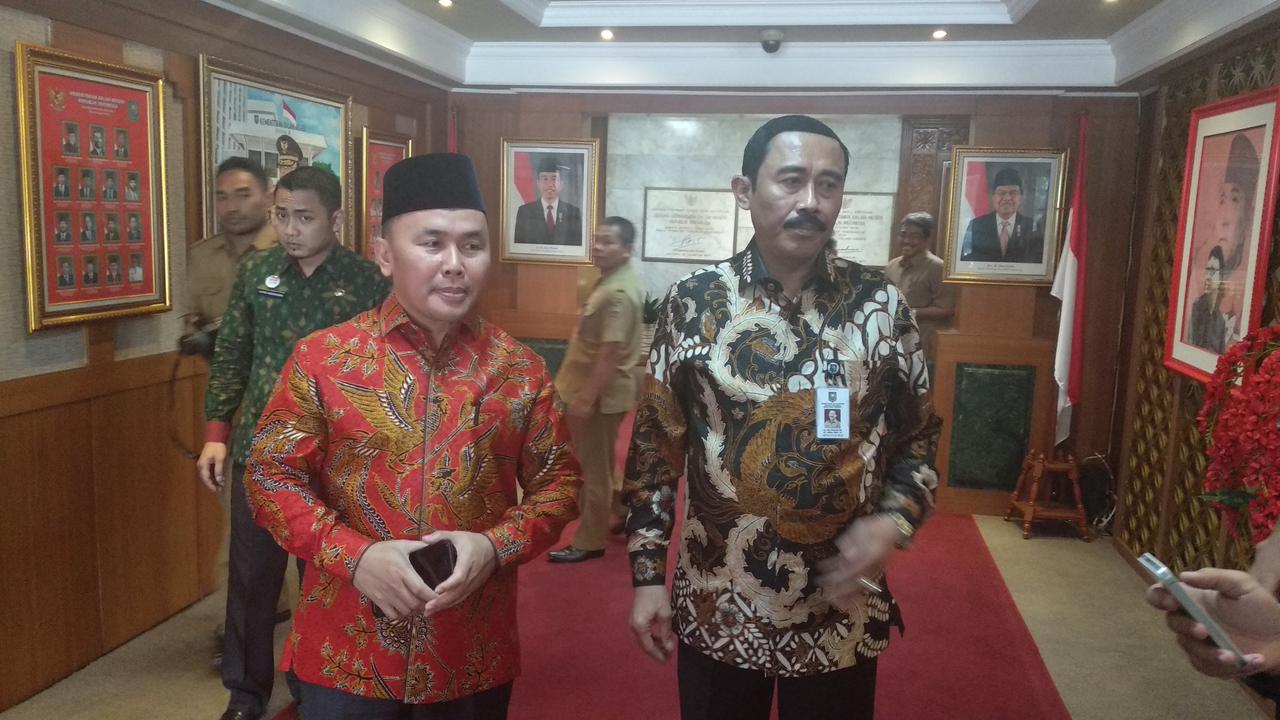 Gubernur Kalteng Sugianto Sabran (kiri) (Liputan6.com/Putu Merta)