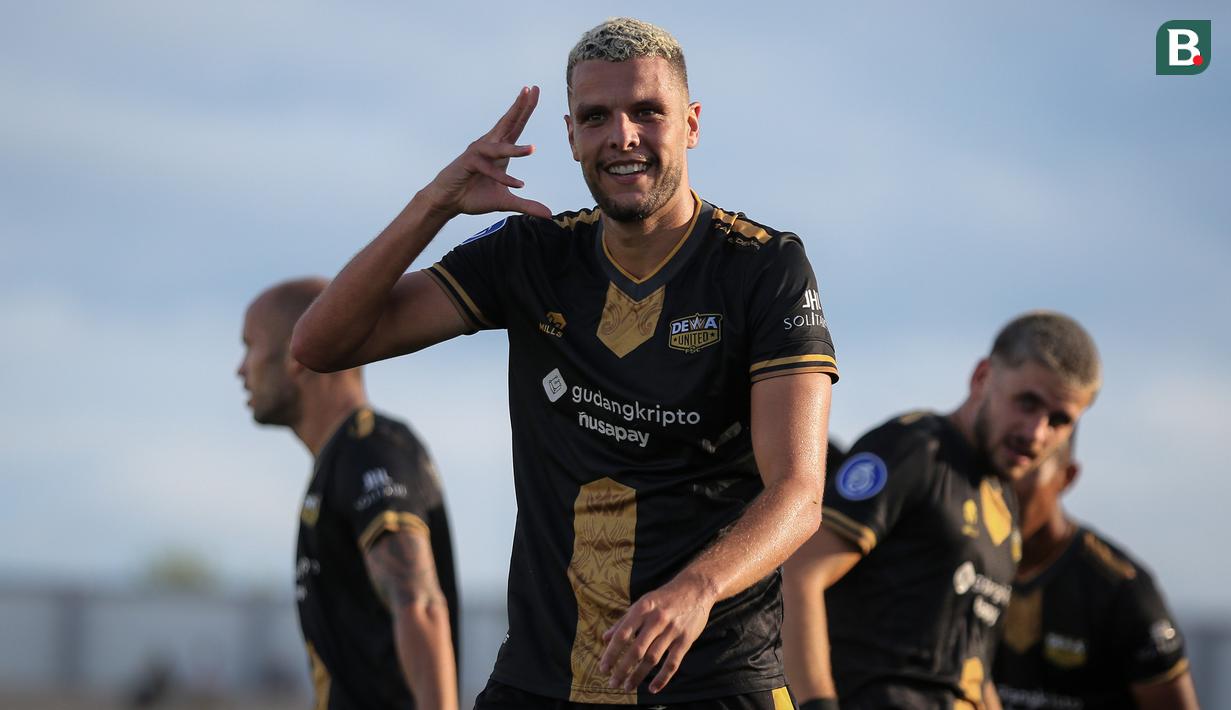 Pemain Dewa United FC, Karim Rossi merayakan gol kedua timnya ke gawang Persita Tangerang dalam laga pekan ke-20 BRI Liga 1 2022/2023 di Stadion Indomilk Arena, Tangerang, Minggu (22/1/2023). (Bola.com/Bagaskara Lazuardi)