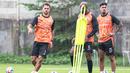 Para pemain Persija Jakarta tampak serius mendengarkan instruksi dari pelatih pada sesi latihan di Persija Training Ground, Depok, pada Senin (2/2/2026) sore WIB sebagai persiapan untuk melawan Arema FC. (Bola.com/Nur Iman Ali)