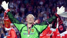 Peter Schmeichel - Kiper legendaris Manchester United ini pernah bekerja serabutan sebelum terkenal sebagai pesepak bola top dunia. Untuk memenuhi kebutuhan hidupnya, ia pernah bekerja di pabrik hingga membersihkan rumah orang lain. (AFP/Eric Cabanis)