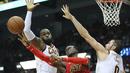 Pebsket Cleveland Cavaliers, LeBron James, berusaha memblock pebasket Atlanta Hawks, Dennis Schroder, pada laga NBA di Philips Arena, Atlanta, Kamis (30/11/2017). Hawks kalah 114-121 dari Cavaliers. (AP/Curtis Compton)