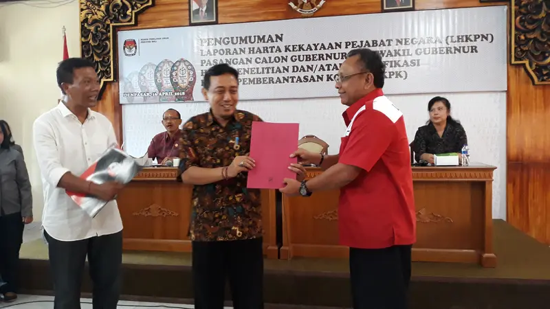 Penyerahan LHKPN dari tim kampanye Wayan Koster saat serahkan dokumen kepada KPU Bali