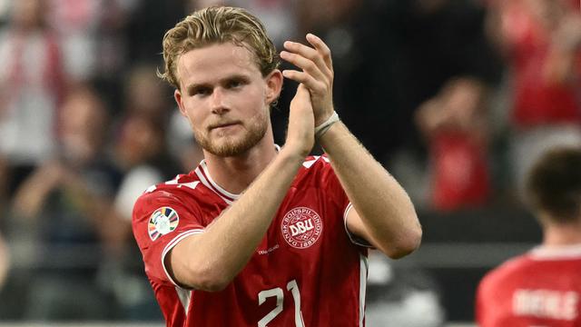 Foto: Momen Tendangan Jarak Jauh Morten Hjulmand saat Gagalkan Kemenangan Inggris di Euro 2024