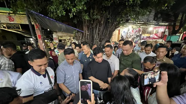 Wakil Presiden (Wapres) Gibran Rakabuming Raka mendatangi warga di Kampung Malang Tengah, Wonorejo III, Wonorejo, Tegalsari, Surabaya, pada Selasa malam (28/01/2025).