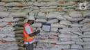 Petugas mendata ketersediaan stok beras di Gudang Bulog Divisi Regional DKI Jakarta, Kelapa Gading, Rabu (29/12/2021). Dirut Perum Bulog Budi Waseso menjamin tahun ini stok beras aman dan tidak ada impor untuk kebutuhan Cadangan Beras Pemerintah. (merdeka.com/Iqbal S Nugroho)