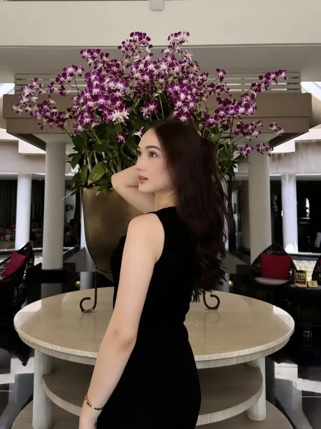 Outfit Laura Moane Liburan ke Thailand. [@its_lauramoane2]