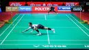 Pebulu tangkis tunggal putra Indonesia, Jonatan Christie berusaha menjangkau kok pukulan arah kompatriotnya, Alwi Farhan dalam babak 16 besar Indonesia Open 2026 di Istora Senayan, Jakarta, Kamis (04/06/2026). (Bola.com/Bagaskara Lazuardi)