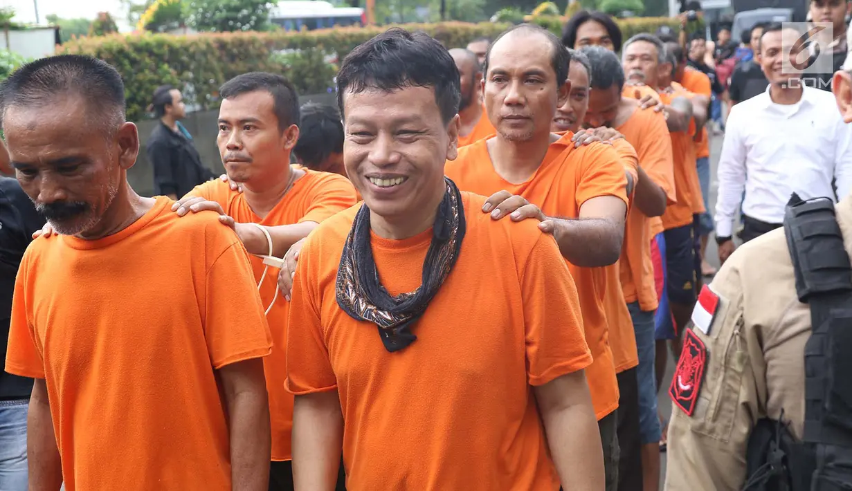 Tersangka kasus premanisme dihadirkan di Mapolres Metro Jakarta Barat, Senin (12/11). Polisi menangkap 23 pria dari dua kasus berbeda karena  tindakan perusakan, intimidasi, pengusiran, dan penguasaan lahan di Jakbar. (Liputan6.com/Immanuel Antonius)