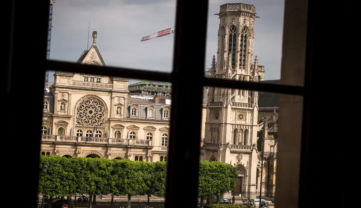 Bangunan gereja Saint-Germain L"Auxerrois terlihat dari sebuah kaca jendela di Paris, 16 Mei 2016. (LIONEL Bonaventure/AFP)