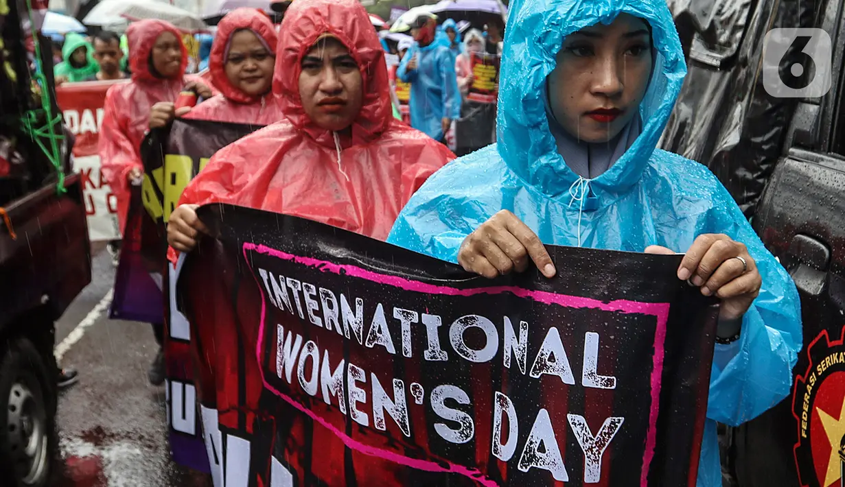<p>Massa yang tergabung dari berbagai elemen masyarakat melakukan aksi damai dengan membentangkan poster di kawasan Monumen Nasional, Jakarta, Indonesia, Rabu (8/3/2023). Dalam aksi memperingati Hari Wanita Internasional, mereka menyerukan untuk melawan segala bentuk penindasan hak, perlindungan, menolak perkawinan anak serta menjamin kesehatan perempuan. (Liputan6.com/Johan Tallo)</p>