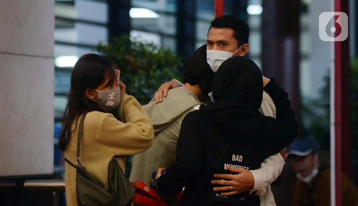 Keluarga korban saling berpelukan saat berada di Posko Crisis Center Sriwijaya Air SJ 182, Bandara Soekarno-Hatta, Tangerang, Banten, Sabtu (9/1/2021). Keluarga korban masih menunggu kabar terkait hilang kontaknya pesawat Sriwijaya Air SJ 182. (merdeka.com/Imam Buhori)