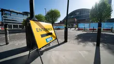 Pemandangan pusat konferensi Manchester Central yang dialihfungsikan menjadi rumah sakit lapangan bernama NHS Nightingale Hospital North West untuk membantu memerangi wabah COVID-19 di Manchester, Inggris, 13 April 2020. Rumah sakit itu dapat menampung hingga 750 pasien. (Xinhua/Jon Super)