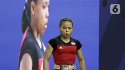 Lifter putri Indonesia, Lisa Setiawati bersiap melakukan angkatan pada SEA Games 2019 cabang angkat besi nomor 45 kg di Stadion Rizal Memorial, Manila, Minggu (1/12/2019). Dirinya meraih perak dengan total angkatan 169 kg. (Bola.com/M Iqbal Ichsan)