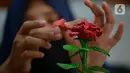 Perajin bunga sabun, Irniyuniati sedang membuat bunga mawar dari sabun batangan yang sudah diolah di Perumahan Bukit Indah, Ciputat, Tangerang Selatan, Banten, Jumat (2/10/2020). (merdeka.com/Dwi Narwoko)