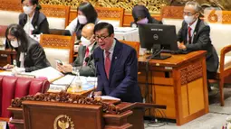 Menteri Hukum dan HAM Yasonna Laoly menyampaikan pandangan pemerintah saat rapat paripurna DPR di Jakarta, Selasa (6/12/2022). DPR RI resmi mengesahkan Rancangan Undang-Undang Kitab Undang-Undang Hukum Pidana (RUU KUHP) menjadi Undang-Undang. (Liputan6.com/Angga Yuniar)