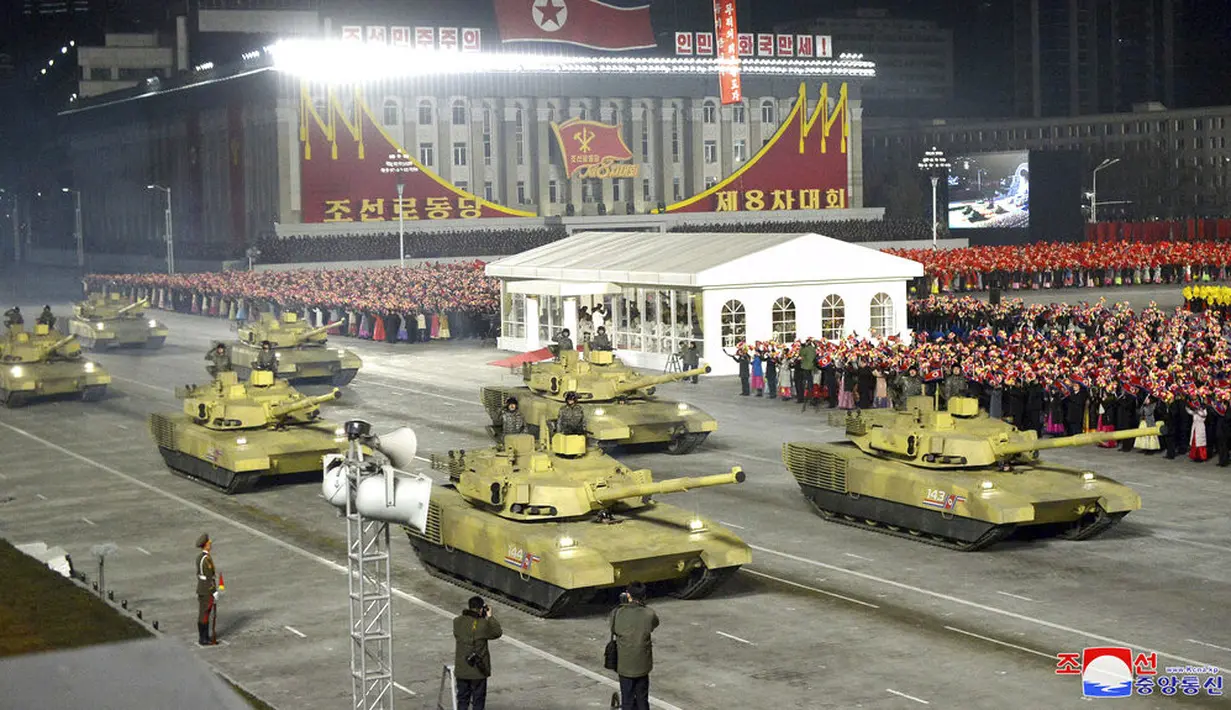 Tank ditampilakn selama parade militer menandai kongres partai yang berkuasa di Lapangan Kim Il-sung, Pyongyang, Korea Utara, Kamis (14/1/2021). Korea Utara meluncurkan rudal balistik yang mampu diluncurkan dari kapal selam dan perangkat lain. (Korean Central News Agency/Korea News Service via AP)