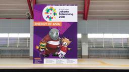 Suasana atribut Asian Games XVIII terpasang di Stasiun LRT Palembang, Sumatra Selatan, Minggu (5/7/2018). LRT ini akan menjadi salah satu solusi transportasi saat Asian Games mendatang. (Bola.com/Reza Bachtiar)