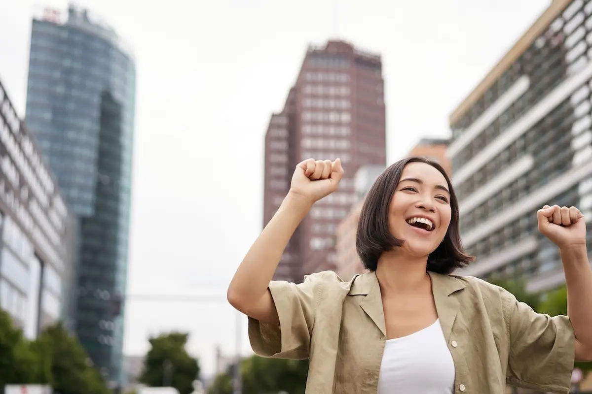 Wanita dengan Vibes Positif