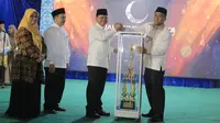 Penyerahan piala MTQ Kota Tangerang. Dalam ajang ini, Cileduk menyabet juara umum. (Liputan6.com/Pramita Tristiawati)