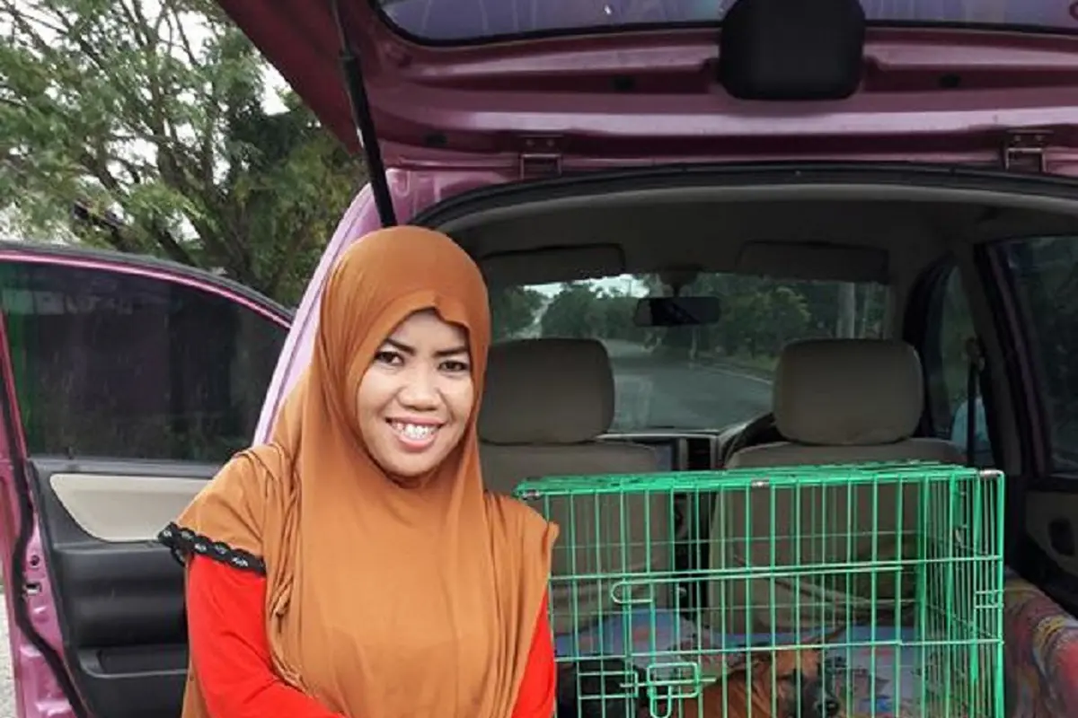 [Bintang] Wanita berjilbab penyayang anjing