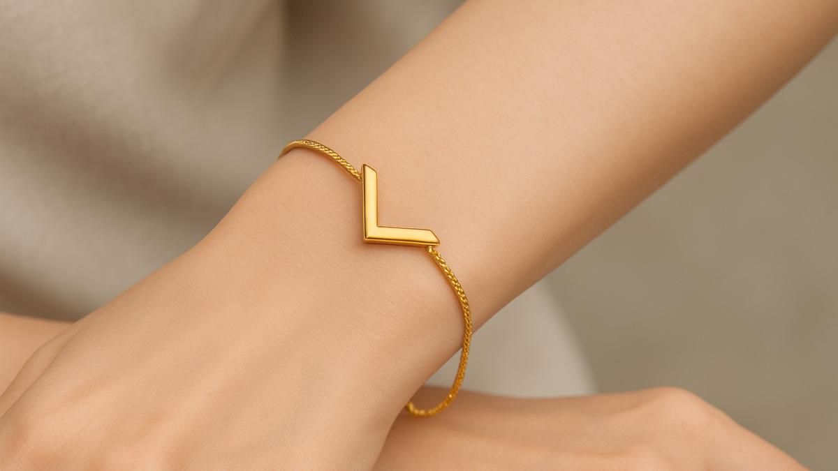 8 Model Gelang Bentuk V yang Elegan, Aksesori Modern Bergaya Unik