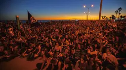 Para perempuan berpartisipasi dalam demonstrasi memperingati Hari Perempuan Internasional di tepi laut Montevideo, Uruguay, 8 Maret 2022. (AP Photo/Matilde Campodonico)