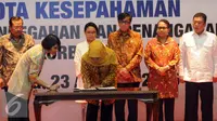  Mensos, Khofifah Indar Parawansa menandatangani MoU untuk menanggulangi persoalan kasus Tindak Pidana Perdagangan Orang (TPPO) atau Human Trafficking, Jakarta, Selasa (23/8). (Liputan6.com/Helmi Afandi)